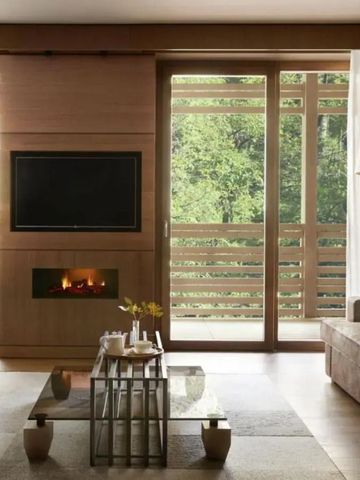 Geräumiges Zimmer mit Kamin und Aussicht ins Grüne