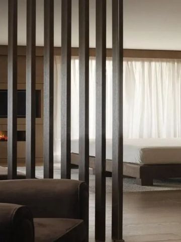 Schickes Schlafzimmer mit modernem Design und Raumteilung