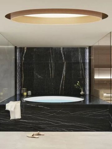 Moderne Badewanne in einem stilvollen Badezimmer aus schwarzem Marmor