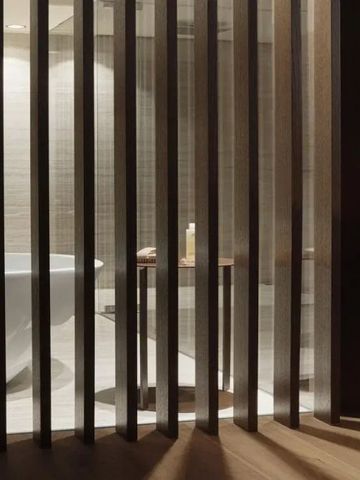 Badewanne hinter Holzgitter in modernem Badezimmer