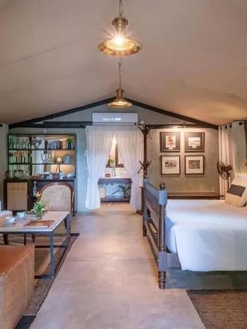 Geräumiges Zeltzimmer mit gemütlicher Sitzecke und Doppelbett