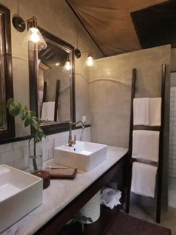 Badezimmer mit zwei Waschbecken und rustikalem Charme