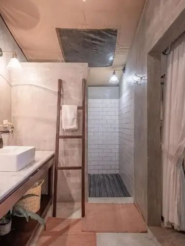 Modernes Badezimmer mit Regendusche und dezenter Beleuchtung