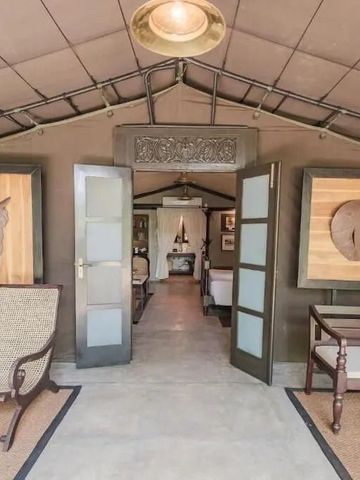 Individuell gestaltete Lobby mit dekorativen Elementen