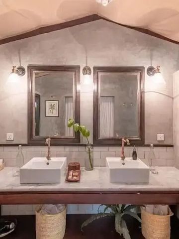 Elegantes Badezimmer mit Doppelwaschbecken und modernen Spiegeln.