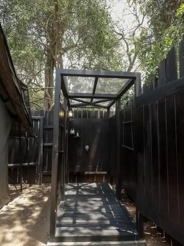 Draußen Dusche umgeben von natürlichem Wald.