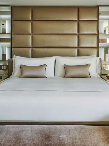 Elegantes Bett mit luxuriöser Bettwäsche und modernen Details im Hotel L'Ermitage Beverly Hills.