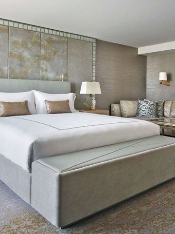 Helles Zimmer mit Kingsize-Bett und stilvoller Sitzecke im Hotel L'Ermitage Beverly Hills.