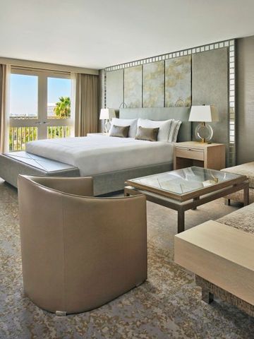 Geräumiges Hotelzimmer mit eleganten Möbeln und modernem Dekor in Beverly Hills.