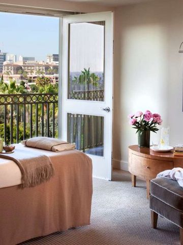 Geräumiges Zimmer mit Doppelbett und Balkon mit Aussicht auf die Stadtlandschaft