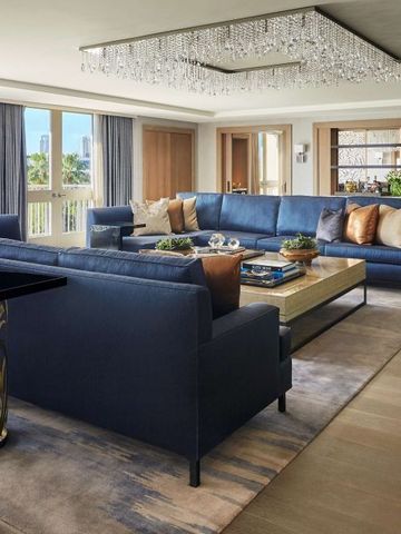 Luxuriöser Wohnbereich mit modernen blauen Sofas und eleganten Dekorationselementen