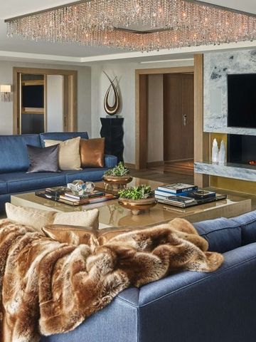 Gemütliches Wohnzimmer mit Kamin und eleganter Dekoration in warmen Tönen