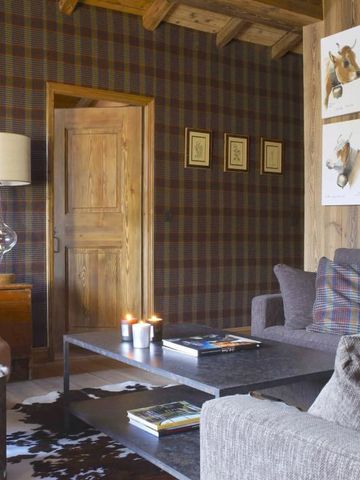 Gemütliches Wohnzimmer mit Holzmöbeln, weicher Beleuchtung und dekorativen Elementen