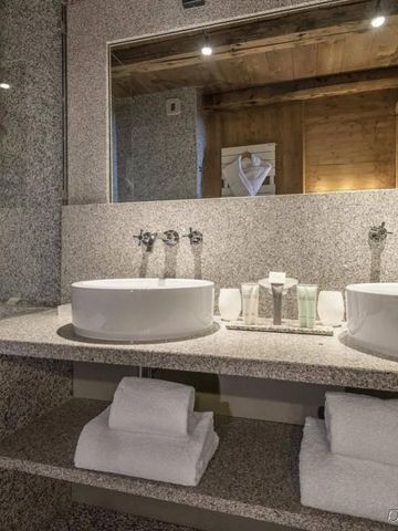 Modernes Badezimmer mit doppeltem Waschbecken und Granitverkleidung