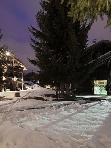 Winterliche Außenansicht der Hotelanlage mit beleuchteten Fassaden
