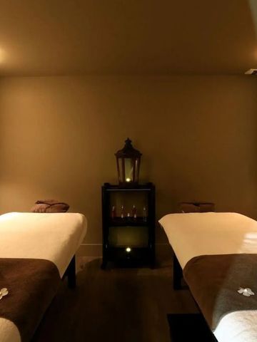 Entspannender Spa-Raum mit zwei Massageliegen und gedämpfter Beleuchtung