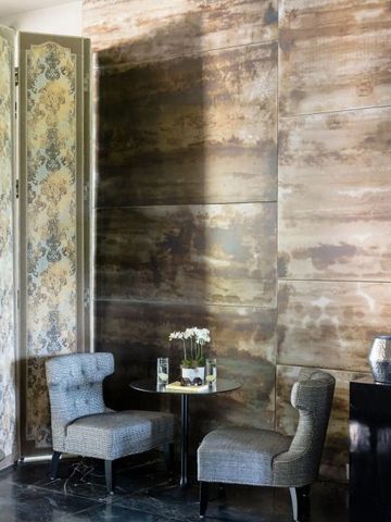 Intime Sitzecke mit zwei Sesseln und Kaffetisch in luxuriösem Ambiente