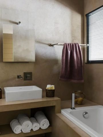 Modernes Badezimmer mit eleganter Einrichtung und Badewanne