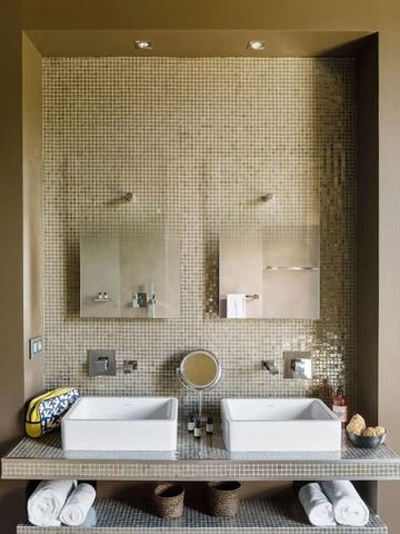 Modernes Badezimmer mit doppelten Waschbecken und glitzernden Fliesen