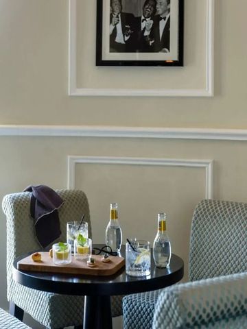 Gemütliche Sitzecke mit Getränken und stilvollem Dekor