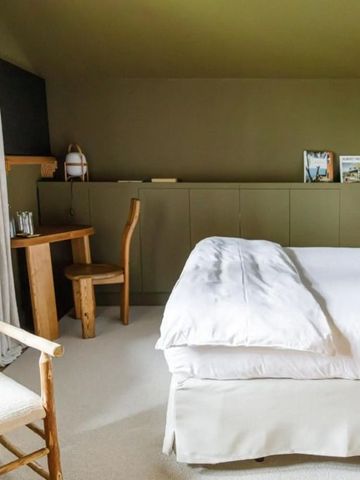 Modernes Hotelzimmer mit Holzdetails und gemütlichem Arbeitsbereich