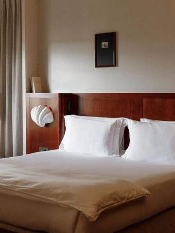 Luxuriöses Doppelzimmer mit edler Holzverkleidung und eleganter Beleuchtung