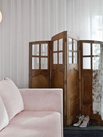 Luxuriöses Hotelinterieur mit eleganter Trennwand und stilvollen Dekorationsdetails