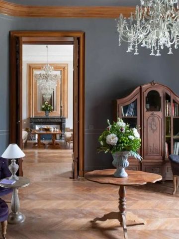 Eleganter Salon mit antiken Möbeln und Kristallleuchtern