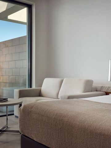 Hotelzimmer mit Meerblick und moderner Sitzecke