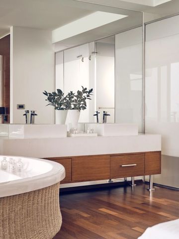 Luxuriöses Badezimmer mit zwei Waschbecken und Whirlpool