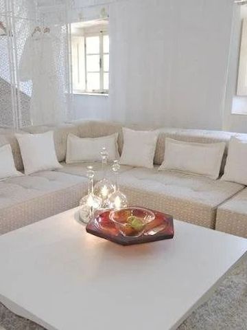 Helles Wohnzimmer-Setup mit modularen Sofas und Blick auf Fenster