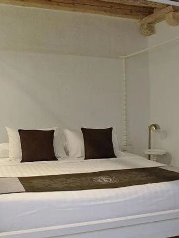 Komfortables Himmelbett mit braunen Akzenten in einem stilvollen Gästezimmer