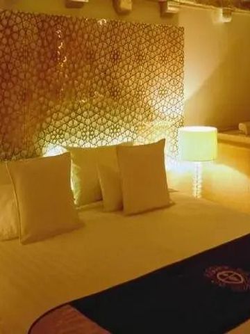 Gemütliches Schlafzimmer mit elegantem Wanddesign und stimmungsvoller Beleuchtung