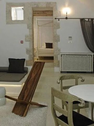 Geräumiger Wohnbereich mit stylischem Dekor und Zugang zu Schlafzimmer