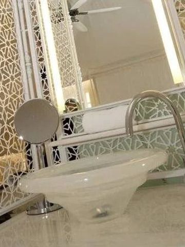 Modernes Badezimmer mit stilvollem Waschbecken und dekorativem Muster