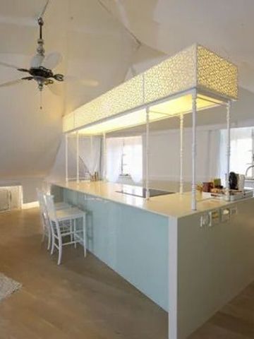 Geräumige Zimmer mit heller Inneneinrichtung und moderner Küche