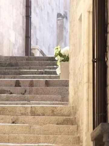 Charmante Steintreppe mit Blumenarrangement in historischem Ambiente