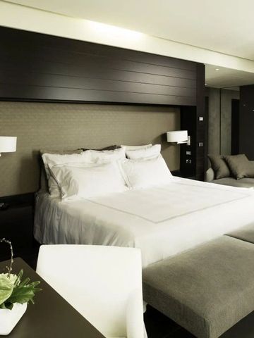 Modernes Hotelzimmer mit stilvollen Möbeln und gedämpfter Beleuchtung