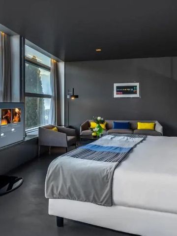 Geräumiges Zimmer mit großen Fenstern und Blick auf die Landschaft