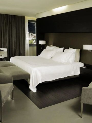 Elegantes Zimmerdesign mit hellen Akzenten und Sitzbereich