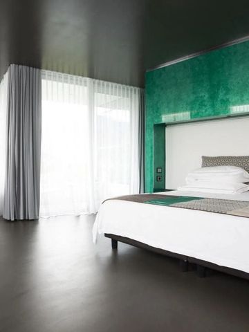 Modernes Hotelzimmer mit elegantem Design und großen Fenstern