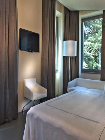 Gemütliches Zimmer mit Blick auf Bäume und minimalistischer Einrichtung