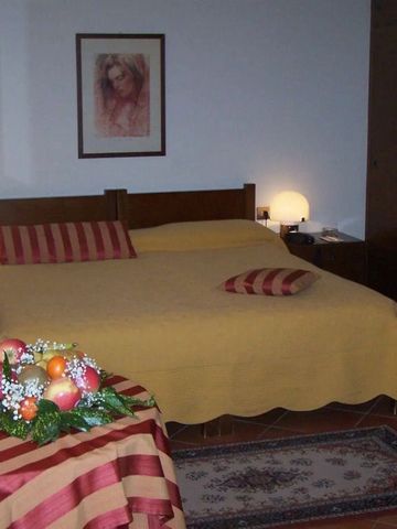 Gemütliches Hotelzimmer mit Doppelbett in Erde-Farben eingerichtet