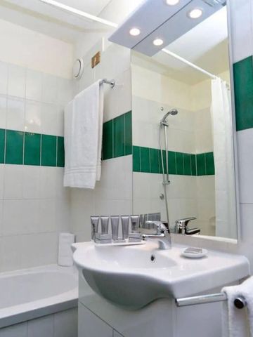 Modernes Badezimmer mit Dusche und stilvollen Armaturen.