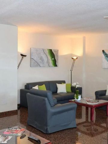 Gemütliche Lounge mit Sofas und dekorativen Kunstwerken