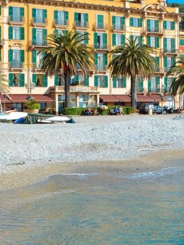 Strand vor dem Lido Palace Hotel mit Palmen und Fassade