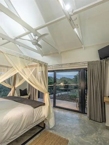 Geräumiges Hotelzimmer mit Himmelbett und Balkon mit Aussicht