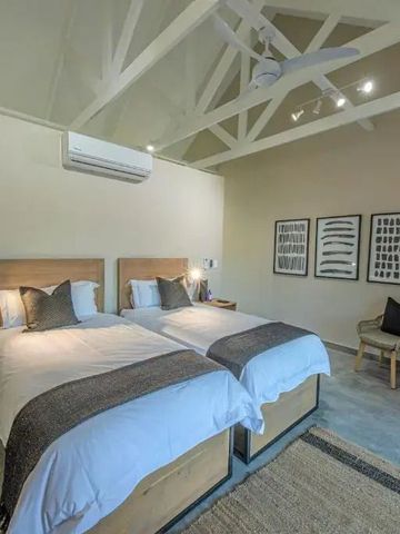 Doppelzimmer mit Doppelbetten und stilvollem Dekor