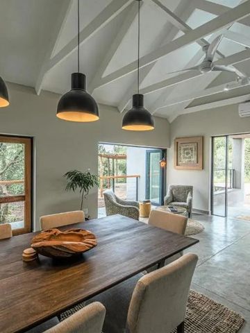 Eleganter Speiseraum mit Holztisch und moderner Beleuchtung