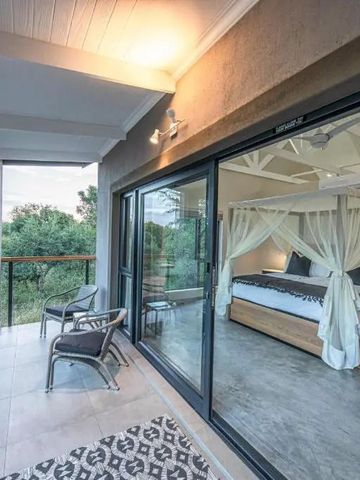 Luxuriöses Schlafzimmer mit Zugang zur Terrasse und Naturblick